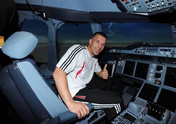 Lukas PODOLSKI (Deutschland) sitzt im Cockpit des Flugsimulator des Airbus A-380. Die deutsche Fussball-Nationalmannschaft beim Lufthansa Flight Training Center am Flughafen Frankfurt. Fussball: Vorbereitung der deutschen Fussball Nationalmannschaft der Männer in Frankfurt Main, 31.05.2011.