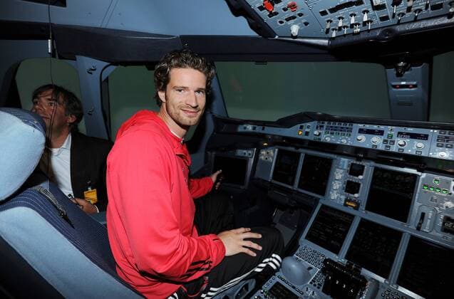 Arne FRIEDRICH (Deutschland) sitzt im Cockpit des Flugsimulator des Airbus A-380. Die deutsche Fussball-Nationalmannschaft beim Lufthansa Flight Training Center am Flughafen Frankfurt. Fussball: Vorbereitung der deutschen Fussball Nationalmannschaft der Männer in Frankfurt Main, 31.05.2011.