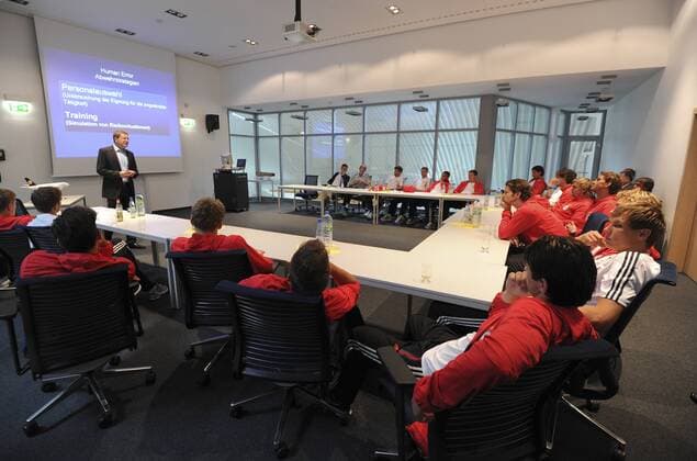 Im Schulungsraum: Manfred Mueller, Flugkapitän und Leiter Flugsicherheitsforschung, referiert vor der Mannschaft. Die deutsche Fussball-Nationalmannschaft beim Lufthansa Flight Training Center am Flughafen Frankfurt. Fussball: Vorbereitung der deutschen Fussball Nationalmannschaft der Männer in Frankfurt Main, 31.05.2011. Football Soccer: DFB- Preparation Practice national Football-Team Germany Men in Frankfurt Main , Germany, May 31, 2011. quer,Herren,DFB,Nationalmannschaft