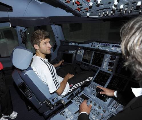 Thomas MUELLER (Deutschland) sitzt im Cockpit des Flugsimulator des Airbus A-380. Die deutsche Fussball-Nationalmannschaft beim Lufthansa Flight Training Center am Flughafen Frankfurt. Fussball: Vorbereitung der deutschen Fussball Nationalmannschaft der Männer in Frankfurt Main, 31.05.2011. Football Soccer: DFB- Preparation Practice national Football-Team Germany Men in Frankfurt Main , Germany, May 31, 2011. quer,Herren,DFB,Nationalmannschaft