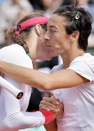 TENNIS - WTA, French Open 2011 PARIS,FRANKREICH,31.MAI.11 - TENNIS - WTA Tennis Damen Tour, Grand Slam, Roland Garros, French Open. Bild zeigt Anastasia Pavlyuchenkova (RUS) und Francesca Schiavone (ITA). 