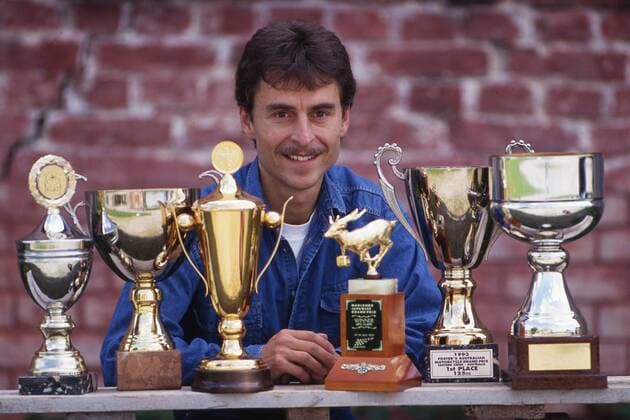 Dirk RAUDIES, Deutschland, Motorradfahrer, 125ccm-Klasse, Brustbild, vor ihm stehen sechs Pokale auf einem Tisch, Mai 1993. Einzelbild