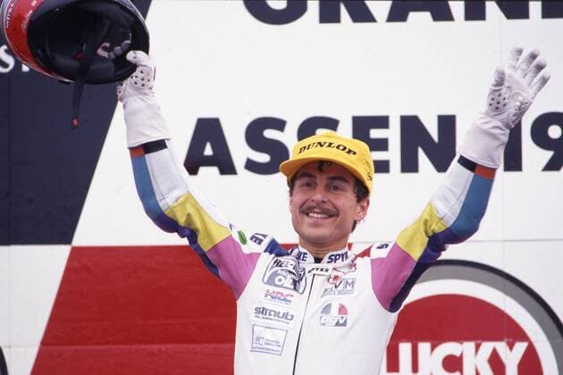 Dirk RAUDIES, Deutschland, Motorradfahrer, 125ccm-Klasse, jubelt bei der Siegerehrung in Assen, Niederlande, Juni 1993. Einzelbild