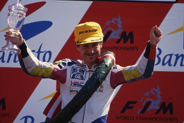 Dirk RAUDIES, Deutschland, Motorradfahrer, 125ccm-Klasse, jubelt bei der Siegerehrung mit Pokal und Siegerkranz, Mai 1993. Einzelbild