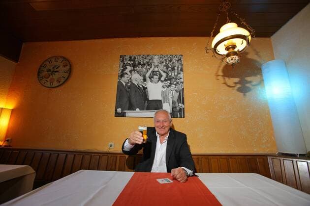 Samstag 16.04.2011, 1. Bundesliga Saison 10 11 - in Dortmund, Im Kleingarten - Verein Einigkeit mit BVB Legende Aki Schmidt bei seinem Fanclub ã Einigkeit Ò im gleichnamigen Kleingartenverein Einigkeit DeFodi018