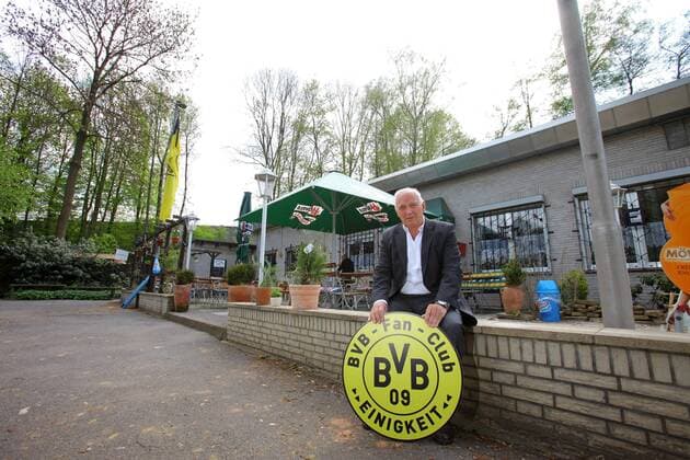 Samstag 16.04.2011, 1. Bundesliga Saison 10 11 - in Dortmund, Im Kleingarten - Verein Einigkeit mit BVB Legende Aki Schmidt bei seinem Fanclub ã Einigkeit Ò im gleichnamigen Kleingartenverein Einigkeit DeFodi018