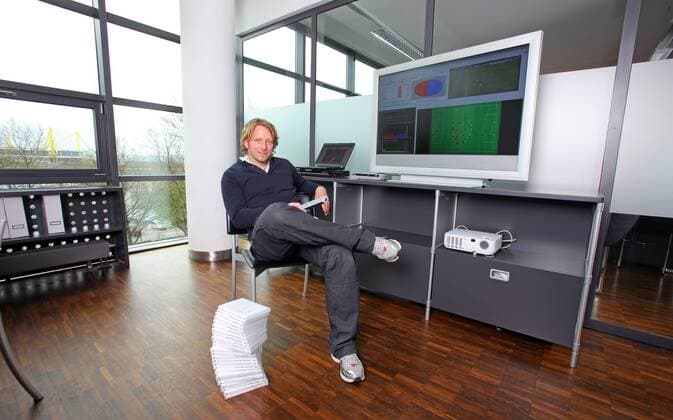 Dienstag 12.04.2010, 1. Bundesliga Saison 10 11 - in Dortmund, BV Borussia Dortmund, BVB - Chefscout Sven Mislintat in seinem Buero bei der Video - Analyse DeFodi018