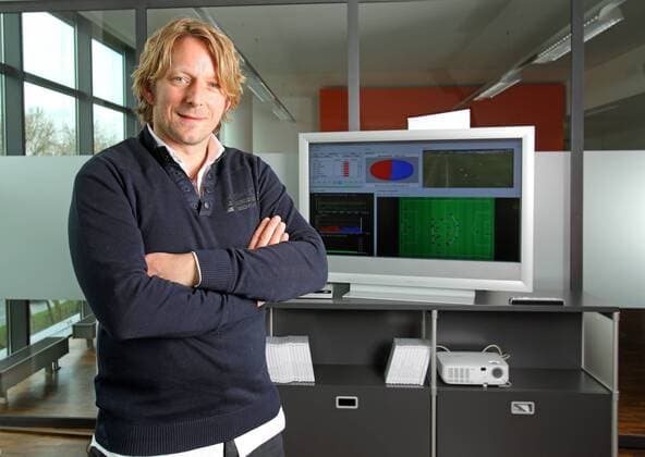 Dienstag 12.04.2010, 1. Bundesliga Saison 10 11 - in Dortmund, BV Borussia Dortmund, BVB - Chefscout Sven Mislintat in seinem Buero bei der Video - Analyse DeFodi018