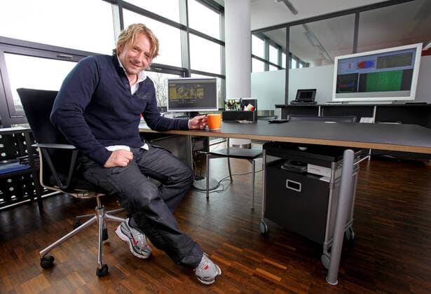 Dienstag 12.04.2010, 1. Bundesliga Saison 10 11 - in Dortmund, BV Borussia Dortmund, BVB - Chefscout Sven Mislintat in seinem Buero bei der Video - Analyse DeFodi018