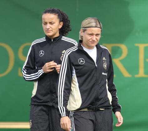 Martina Müller (Deutschland) kurz vor dem Training, hinten links Fatmire Bajramaj ( beide Deutschland) - Nationalmannschaft Damen