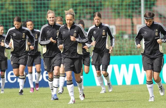 Lauftraining der Deutschen Fussballnationalmannschaft vorn v.l. Lena Gößling und Babett Peter, rechts Ariane Hingst - Nationalmannschaft Damen