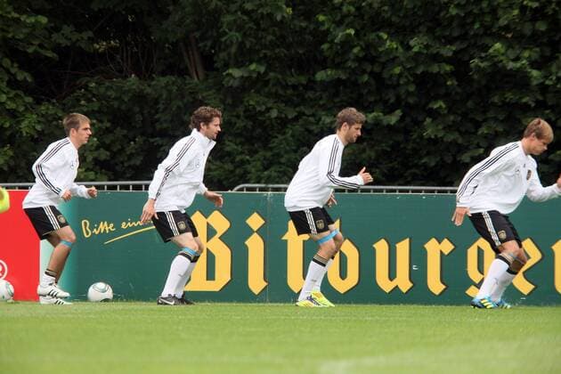 Philipp Lahm, Arne Friedrich, Thomas Mueller und Holger Badstuber (GER) trainieren mit Gummibaendern