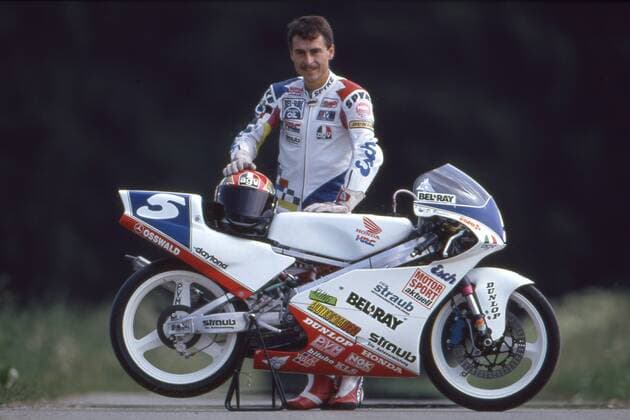 Dirk RAUDIES, Deutschland, Motorradfahrer, 125ccm-Klasse, posiert hinter seiner Honda, ganze Figur, Ganzkörper, Mai 1993.