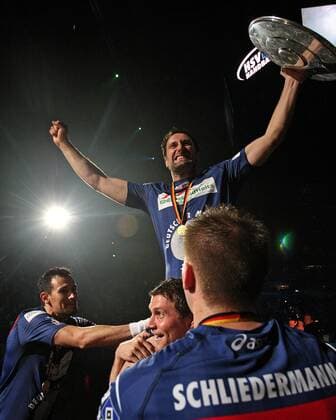 01.06.2011, Handball 1.Bundesliga 2010 2011, 33.Spieltag, HSV Handball ist der neue Deutsche Handball-Meister 2011 und feiert mit der Meisterschale, in der 02-World Hamburg. mi. Igor Vori (Hamburger SV)