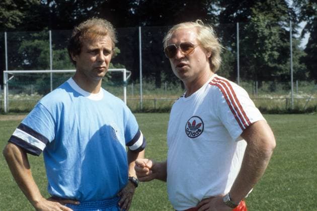 Trainer Horst Heese (li.) und Co Trainer Bernd Hölzenbein (beide Viktoria Aschaffenburg) - DEUTSCHSPRACHIGE SPORTZEITSCHRIFTEN UND -ZEITUNGEN NUR NACH RÜCKSPRACHE