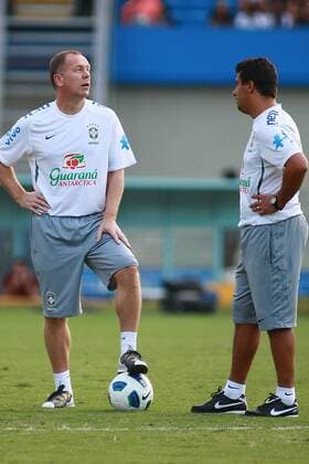 Nationaltrainer Mano Menezes e Physiotherapeut Carlinhos Neves - Training Brasilien - Goiana - 01 06 2011. x(362)xRandesxNunesx xFotoarenax  (4880) Treino do Brasil