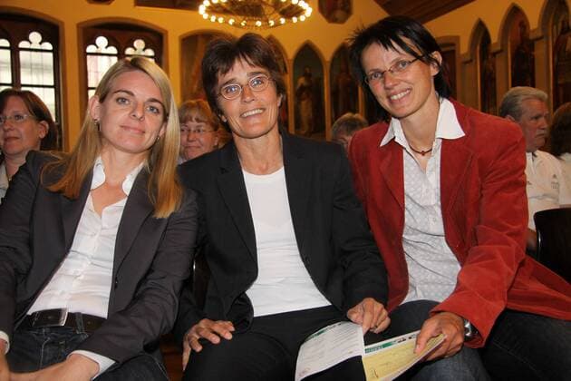 01.06.2011, Ehrung Team 2011 - die DFB Schul- und Vereinskampagne im Kaisersaal des Römer in Frankfurt Nia Künzer FIFA Frauen WM Botschafterin 2011 des Landes Hessen, Monika Staab, Fussball-Entwicklungshelferin (GER) der FIFA, gut gelaunt Professor Dr. Silke Sinning, Vorsitzende des Frauen- und Mädchenausschuss im HFV und