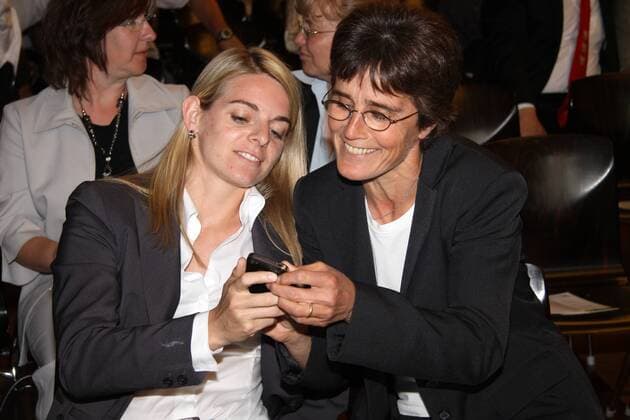 01.06.2011, Ehrung Team 2011 - die DFB Schul- und Vereinskampagne im Kaisersaal des Römer in Frankfurt Nia Künzer FIFA Frauen WM Botschafterin 2011 des Landes Hessen und Monika Staab, Fussball-Entwicklungshelferin (GER) der FIFA, gut gelaunt