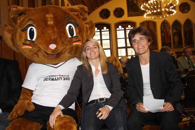 01.06.2011, Ehrung Team 2011 - die DFB Schul- und Vereinskampagne im Kaisersaal des Römer in Frankfurt WM2011-Maskottchen Karla Kick Nia Künzer FIFA Frauen WM Botschafterin 2011 des Landes Hessen und Monika Staab, Fussball-Entwicklungshelferin (GER) der FIFA, gut gelaunt