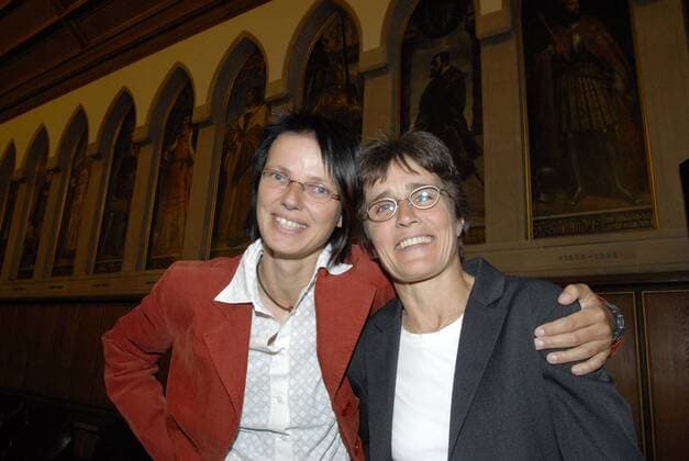 01.06.2011, Ehrung Team 2011 - die DFB Schul- und Vereinskampagne im Kaisersaal des Römer in Frankfurt Professor Dr. Silke Sinning, Vorsitzende des Frauen- und Mädchenausschuss im HFV und Monika Staab, Fussball-Entwicklungshelferin (GER) der FIFA, gut gelaunt