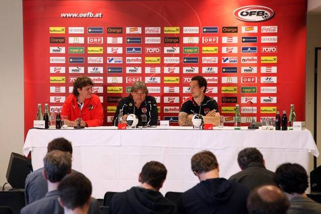 Cheftrainer Dietmar Constantini (AUT) und Emanuel Pogatetz (AUT)