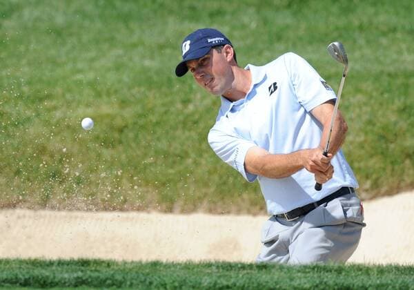 2 June 2011: Matt Kuchar blasts out of a bunker next to the 10th green during the Memorial Golf Tournament first round of play at Muirfield Village Golf Course in Dublin, OH. PGA Golf Herren JUN 02 Memorial First Round Icon154110602005 EDITORIAL USE ONLY