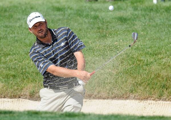 i2 June 2011: Blake Adams blasts out of the bunker near the 10th green during the Memorial Golf Tournament first round of play at Muirfield Village Golf Course in Dublin, OH. PGA Golf Herren JUN 02 Memorial First Round Icon154110602015 Objekte EDITORIAL USE ONLY