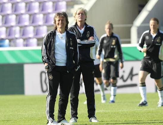 Bundestrainerin Silvia Neid (Deutschland), rechts, und ihre Co-Trainerin Ulrike Ballweg Abschlusstraining Deutsche Frauenfussballnationalmannschaft