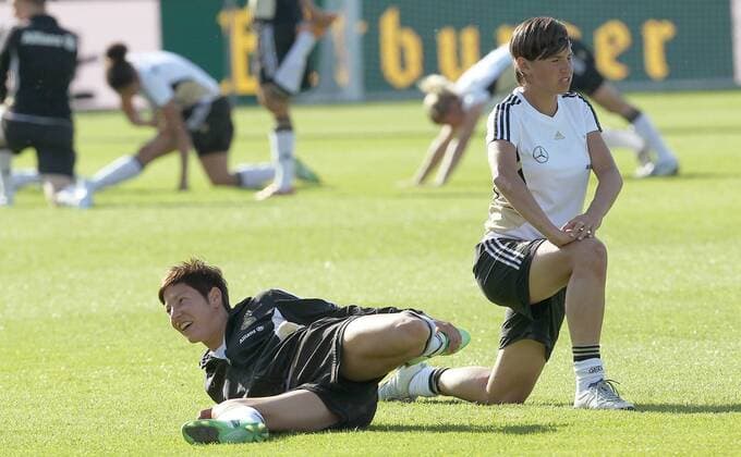 Dehnübungen v.l. Linda Bresonik und Ariane Hingst (beide Deutschland) Abschlusstraining Deutsche Frauenfussballnationalmannschaft