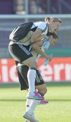 Alexandra Popp springt Inka grings ( beide Deutschland) auf den Rücken Abschlusstraining Deutsche Frauenfussballnationalmannschaft