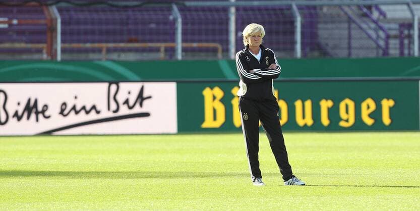 Bundestrainerin Silvia Neid (Deutschland), Abschlusstraining Deutsche Frauenfussballnationalmannschaft o0 Werbebande Bande Sponsor Werbung Wirtschaft Bitburger Schriftzug Bitte ein Bit