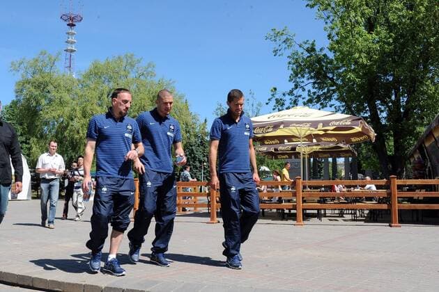 Karim BENZEMA - Franck RIBERY - Jeremy MENEZ (Frankreich) unterwegs im Gorki Park zu Minsk  AnthonyBibardFEP o0 privat Belarus