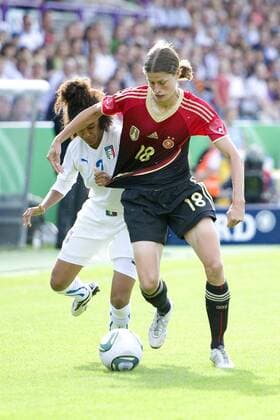 Sara GAMA (li., ITA) gegen Kerstin GAREFREKES (GER), Aktion, Zweikampf, Fussball Frauen Länderspiel Deutschland (GER) - Italien (ITA), am 03.06.2011 in Osnabrück Deutschland