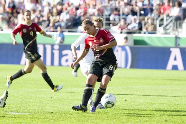 Birgit PRINZ (vo., GER) erzielt gegen Roberta D ADDA (ITA) das Tor zum 1:0 für Deutschland, Aktion, Torschuss, Fussball Frauen Länderspiel Deutschland (GER) - Italien (ITA), am 03.06.2011 in Osnabrück Deutschland
