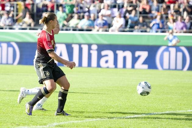 Birgit PRINZ (vo., GER) erzielt gegen Roberta D ADDA (ITA) das Tor zum 1:0 für Deutschland, Aktion, Torschuss, Fussball Frauen Länderspiel Deutschland (GER) - Italien (ITA), am 03.06.2011 in Osnabrück Deutschland