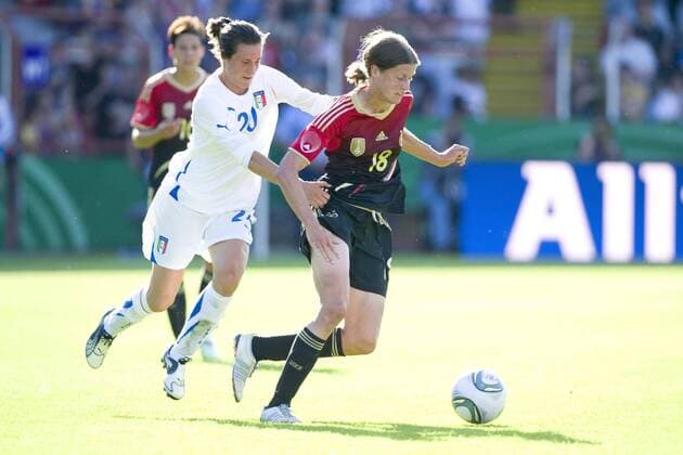 Elisa CAMPORESE (li., ITA) gegen Kerstin GAREFREKES (GER), Aktion, Zweikampf, Fussball Frauen Länderspiel Deutschland (GER) - Italien (ITA), am 03.06.2011 in Osnabrück Deutschland