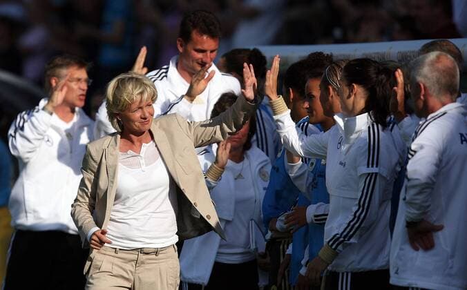 03.06.2011, Fussball Frauen Freundschaftsspiel , Deutschland - Italien in Osnabrück. Jubel Deutschland zum Tor zum 1:0 , li. Bundestrainerin Silvia Neid (Deutschland)