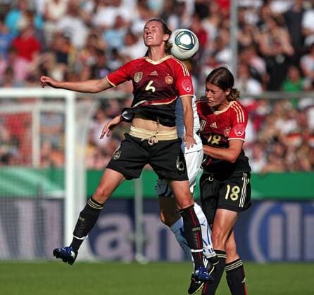 03.06.2011, Fussball Frauen Freundschaftsspiel , Deutschland - Italien in Osnabrück. v.l. Simone Laudehr (Deutschland) , Alessia Tuttino (Italien) , Kerstin Garefrekes (Deutschland)
