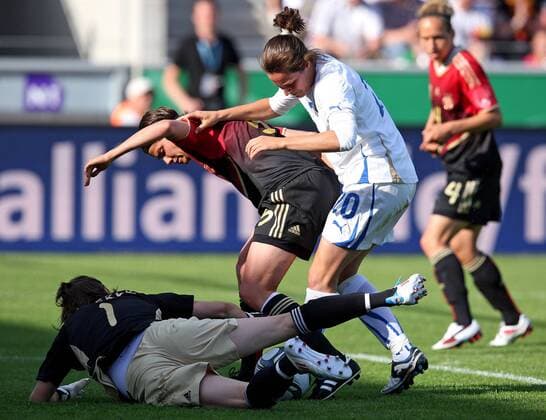03.06.2011, Fussball Frauen Freundschaftsspiel , Deutschland - Italien in Osnabrück. v.l. Torhüterin Nadine Angerer (Deutschland) , Saskia Bartusiak (Deutschland) , Elisa Camporese (Italien)