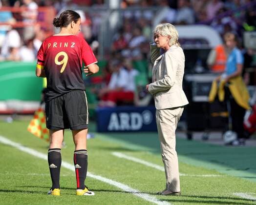 03.06.2011, Fussball Frauen Freundschaftsspiel , Deutschland - Italien in Osnabrück. v.l. Birgit Prinz (Deutschland) , Bundestrainerin Silvia Neid (Deutschland)