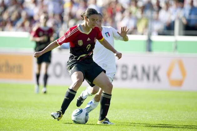 Birgit PRINZ (li., GER) gegen Alessia TUTTINO (ITA), Aktion, Zweikampf, Fussball Frauen Länderspiel Deutschland (GER) - Italien (ITA), am 03.06.2011 in Osnabrück Deutschland