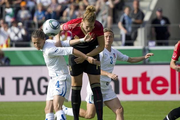Kim KULIG (mi., GER) gegen Alessia TUTTINO (li.) und Roberta D ADDA (beide ITA), Aktion, Kampf um den Ball, Fussball Frauen Länderspiel Deutschland (GER) - Italien (ITA), am 03.06.2011 in Osnabrück Deutschland