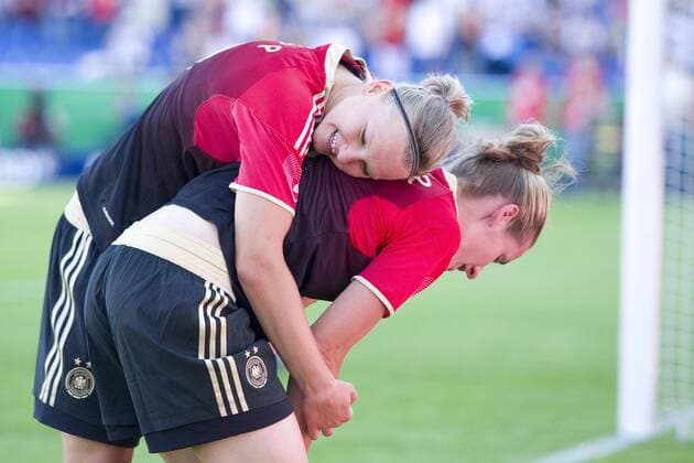 Alexandra POPP (ob.) erzielte das Tor zum 2:0 für Deutschland und bedankt sich bei Vorlagengeberin Simone LAUDEHR (beide GER), Torjubel, Jubel, jubeln, Freude, cheers, halbe Figur, Halbfigur, Fussball Frauen Länderspiel Deutschland (GER) - Italien (ITA), am 03.06.2011 in Osnabrück Deutschland