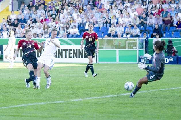 Kim KULIG (li., GER) erzielt gegen Roberta D ADDA (2.v.li.)und Torwart Anna Maria PICARELLI (re., beide ITA) das Tor zum 3:0 für Deutschland, Kerstin GAREFREKES (GER) sieht zu, Aktion, Torschuss, Querformat, Fussball Frauen Länderspiel Deutschland (GER) - Italien (ITA), am 03.06.2011 in Osnabrück Deutschland