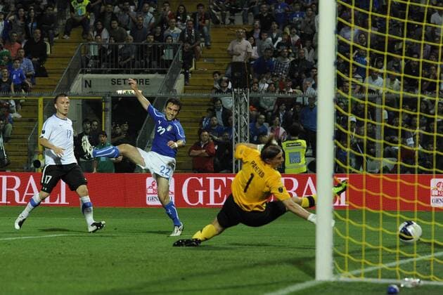 EM Qualifikation in Modena, Italien vs. Estland --- Giuseppe Rossi erzielt das 1:0 gegen Torwart Sergei Pareiko  o0 Tor