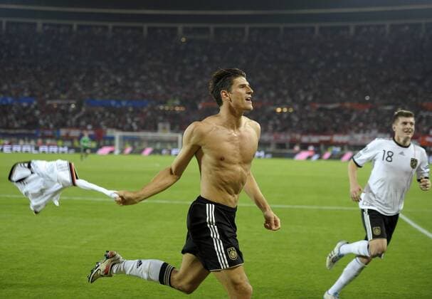 03.06.2011, Fussball EM-Qualifikationsspiel, Österreich - Deutschland im Ernst-Happel-Stadion Wien. Mario Gomez (Deutschland) Torjubel. Jubel Freude nackt halbnackt frei freier Oberkörper sexy