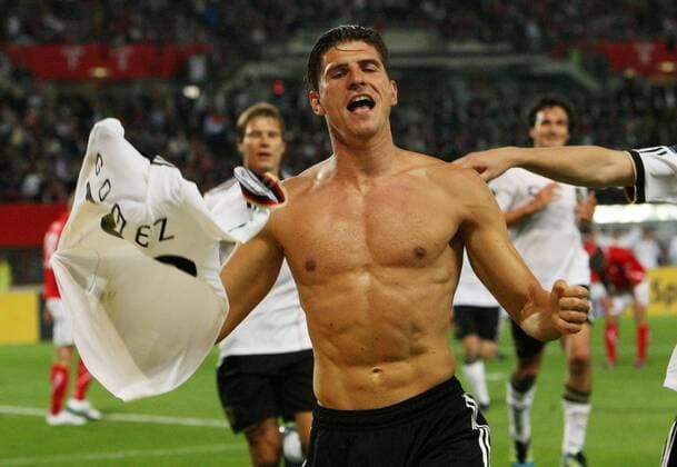 Wien, 03.06.2011, Ernst-Happel-Stadion, Fussball, EM Qualifikation Gruppe 1 , EURO 2012, Österreich vs. Deutschland , Tor für Deutschland. Mario Gomez hat per Kopf zum 1:2 Siegtreffer getroffen und jubelt. , Jubel Freude nackt halbnackt frei freier Oberkörper sexy Kraft Muskeln Bauchmuskeln sixpack