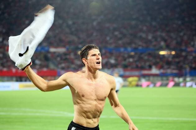 Jubel von Mario Gomez (D) beim 1:2 Jubel Freude nackt halbnackt frei freier Oberkörper sexy Aufmacher