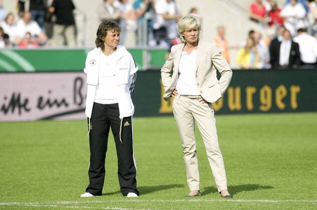 DFB Bundestrainerin Silvia Neid (re.) und Co-Trainerin Ulrike Ballweg (Deutschland) - Testspiel Damen Deutschland vs. Italien in der Osnatel Arena in Osnabrück - 3.06.2011,Deutschland