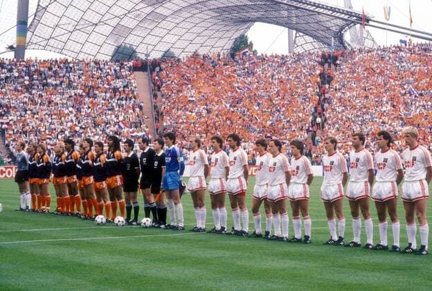 Fußball, EM Finale 1988 in München, Niederlande - Sowjetunion 2:0 Finale der Europameisterschaft 1988 in München - Niederlande - UDSSR 2:0 - Mannschaftsvorstellung des Nationalteams der UDSSR, v.re.: Aleksei Mikhailichenko, Gennadiy Litovchenko, Anatoli Demjanenko, Sergei Gozmanov, Alexander Savarov, Igor Belanov, Vassili Rats, Oleg Protasov, Sergej Alejnikov, Vagiz Khidiyatullin, Torwart Rinat Dassaev sowie Schiedsrichter Michel Vautrot (Frankreich, 13.v.re.) Totale